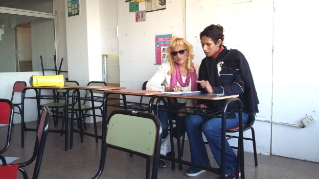 Zwei Schülerinnen in einem Klassenraum der Abendschule "Mocha Celis".